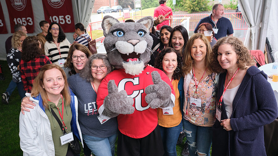 alumni members with mascott