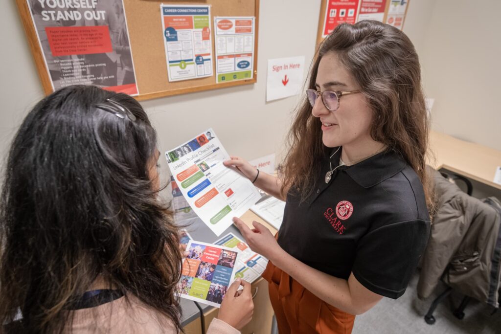 students offering consultation in the Career Lab