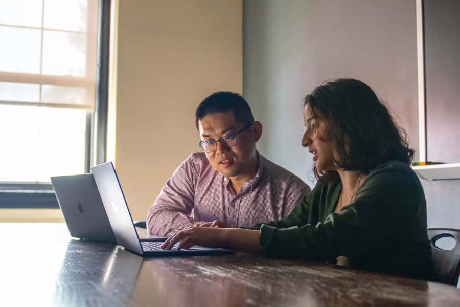 Shuo Niu works with a student