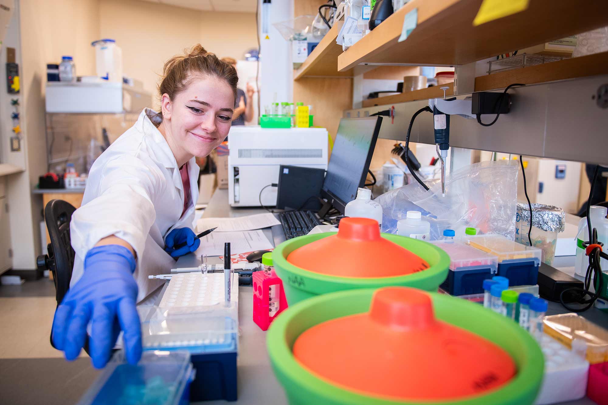 Devon Rose Leaver working in the Ahlgren lab