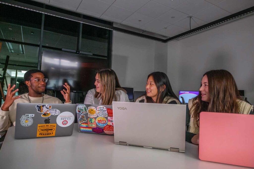 Computer science and economics major Nina Carlson ’24 works with fellow members of the Clark Competitive Computing Club.