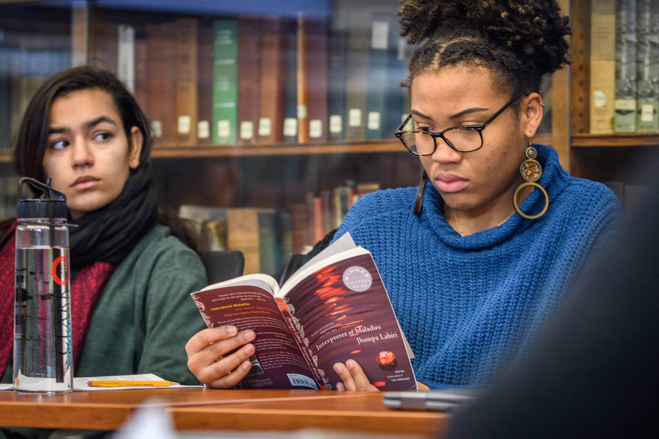 A student in an ethnic America Literature, theory and politics class reads Interpreter of Maladies by Jhumpa Lahiri
