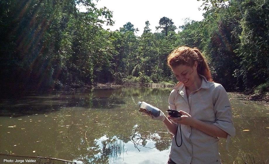 Geller awardee analyzing water quality in Peru.