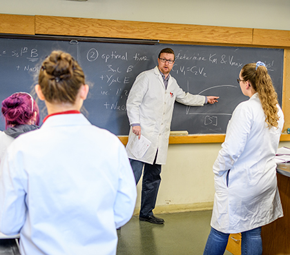 Professor Don Spratt works with chemistry students