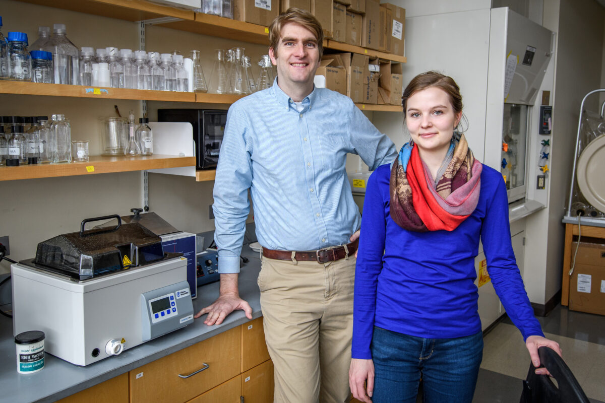 Emily Dart and professor Nathan Ahlgren in lab