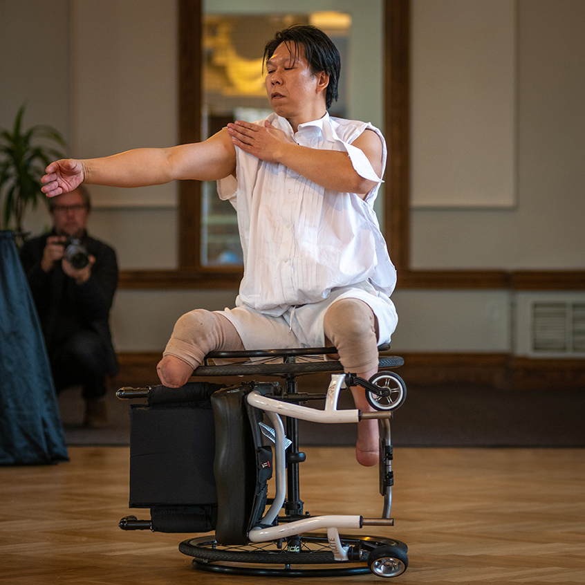 Donald Lee '95 performs in Tilton Hall