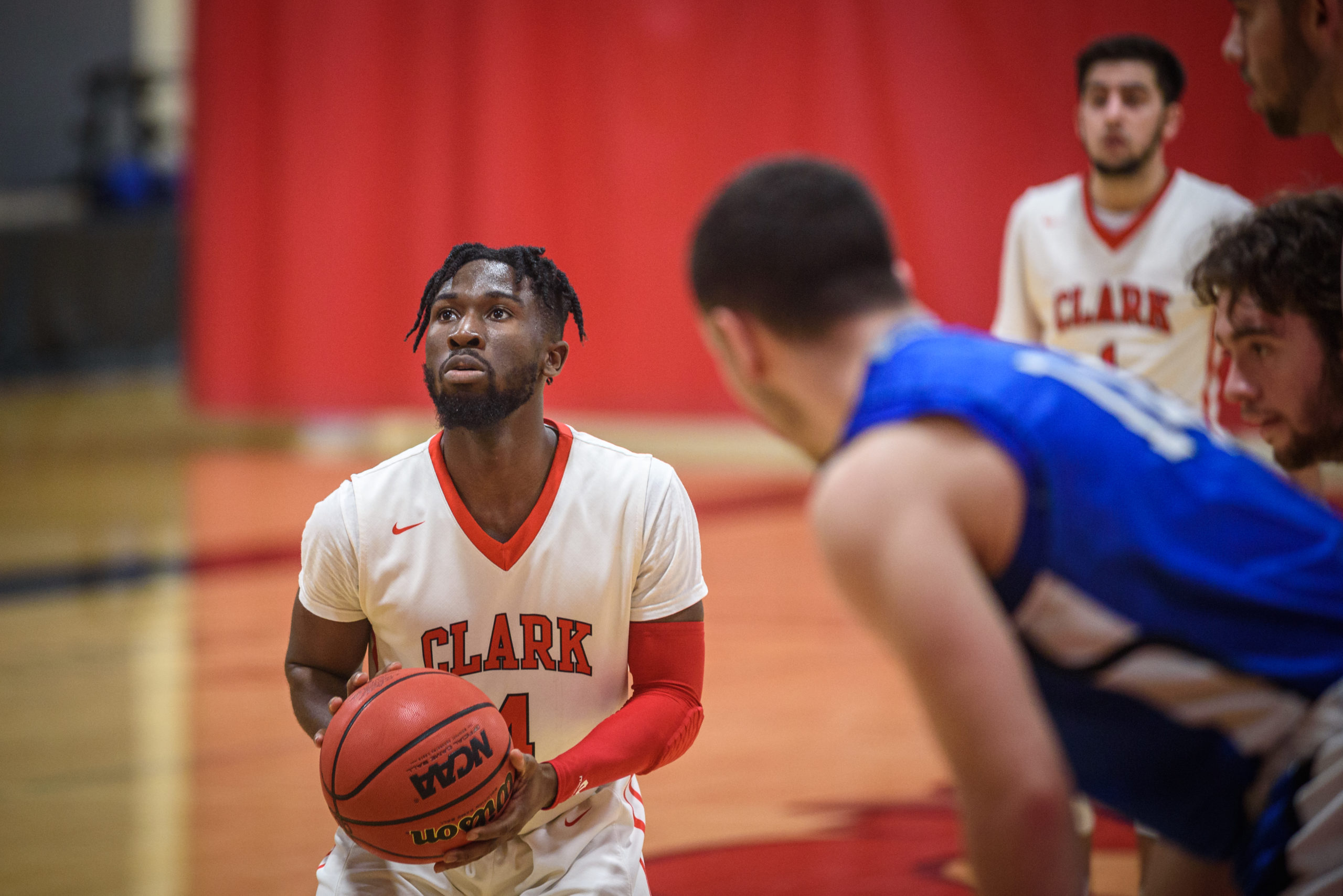 Alumni mentorship program scores with men’s basketball team