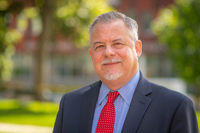 Vice president for university advancement stepping down