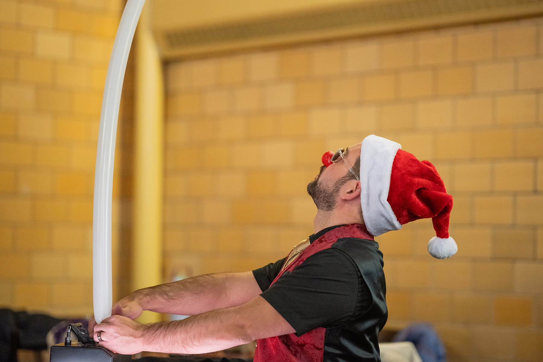 Balloon artist at Late Night Breakfast, fall 2025; photo by Natalie Hoang ’25, MBA ’26