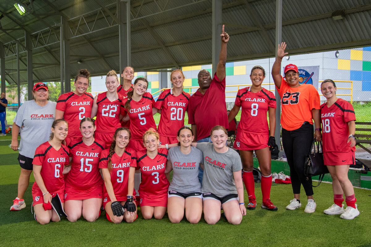 Clark Univeristy field hockey team in Costa Rica