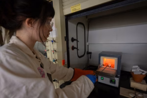 Mali Flint working in the Professor Luis Smith's lab
