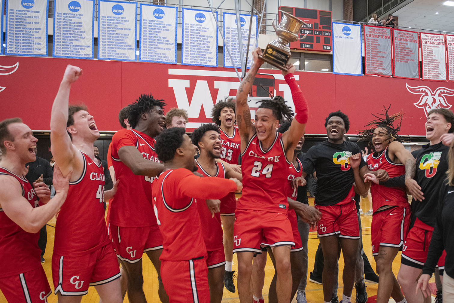 Men’s basketball wins 2024–25 NEWMAC championship