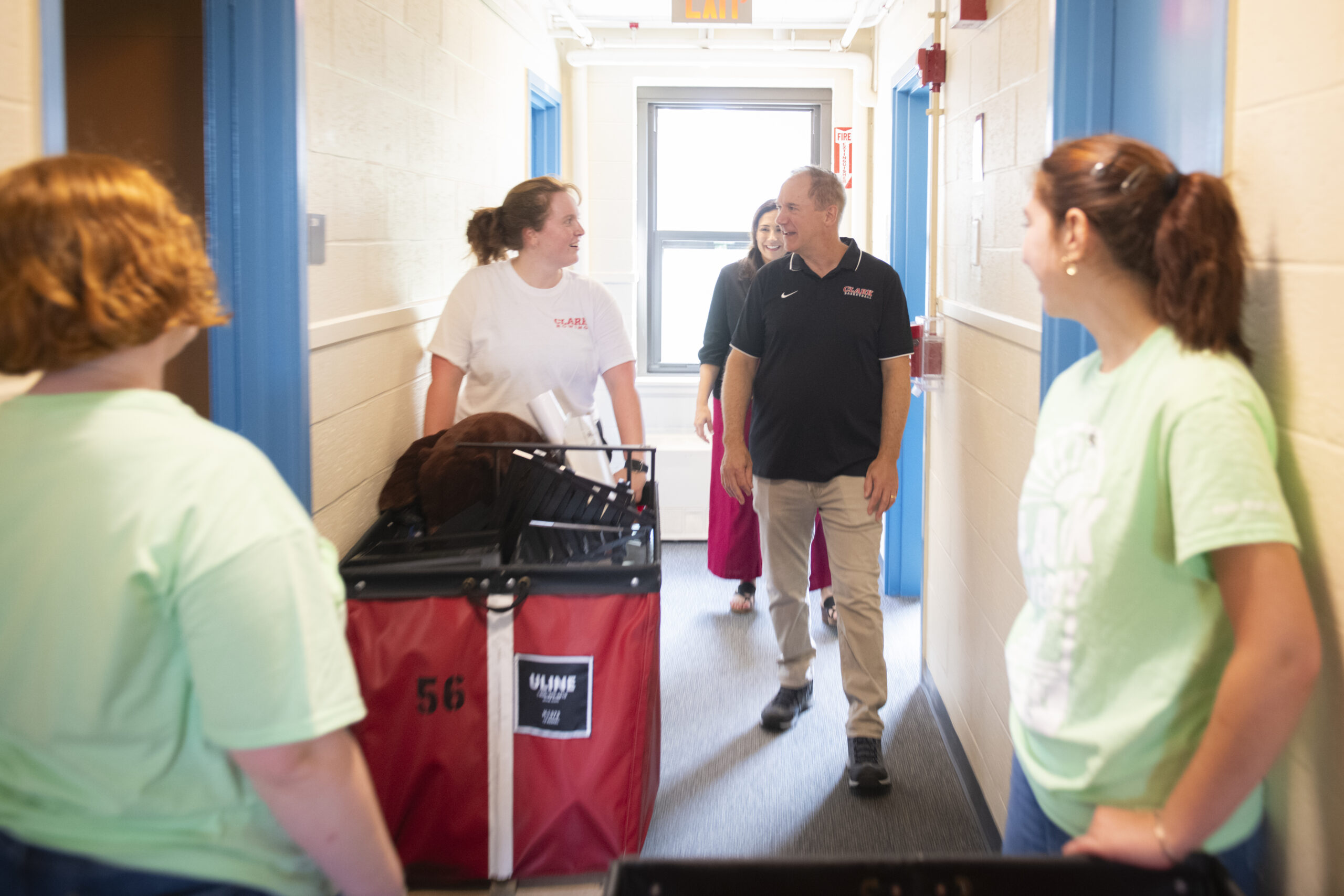 students move stuff into residence hall