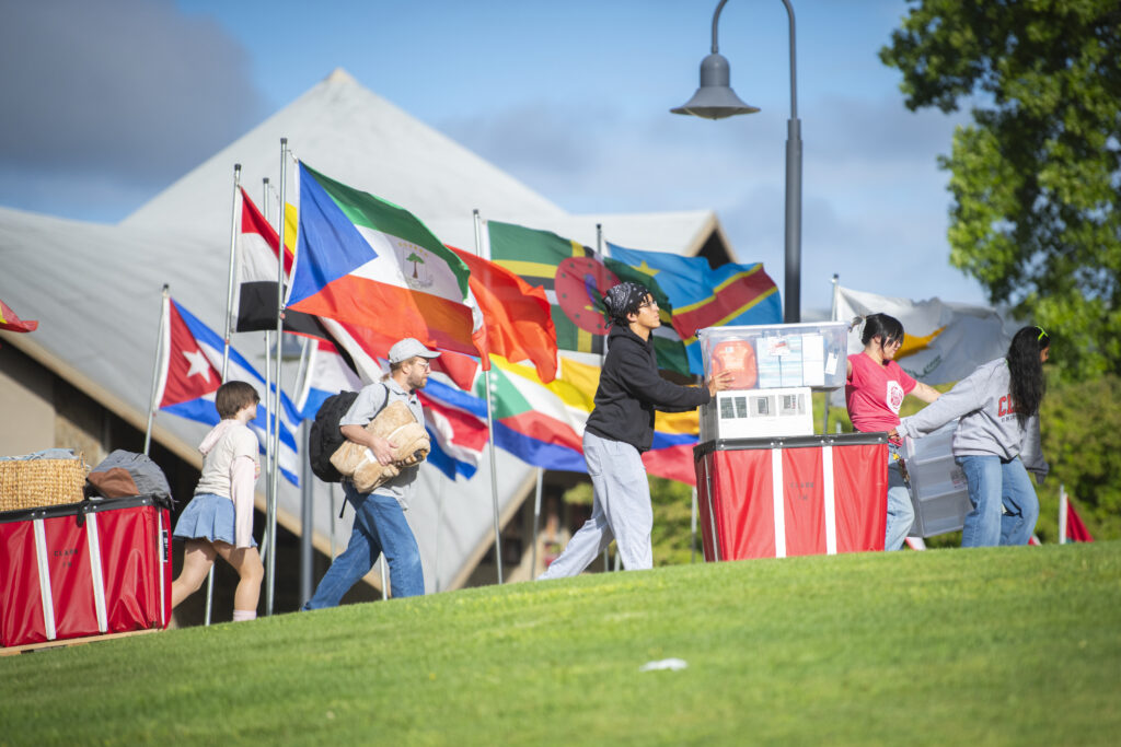 students move in to campus