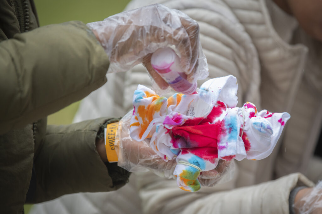students dye t-shirts