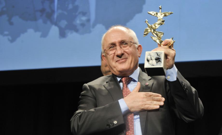 Prof. Taner Akçam receives ‘Heroes of Justice and Truth’ award during Armenian Genocide Centennial commemoration