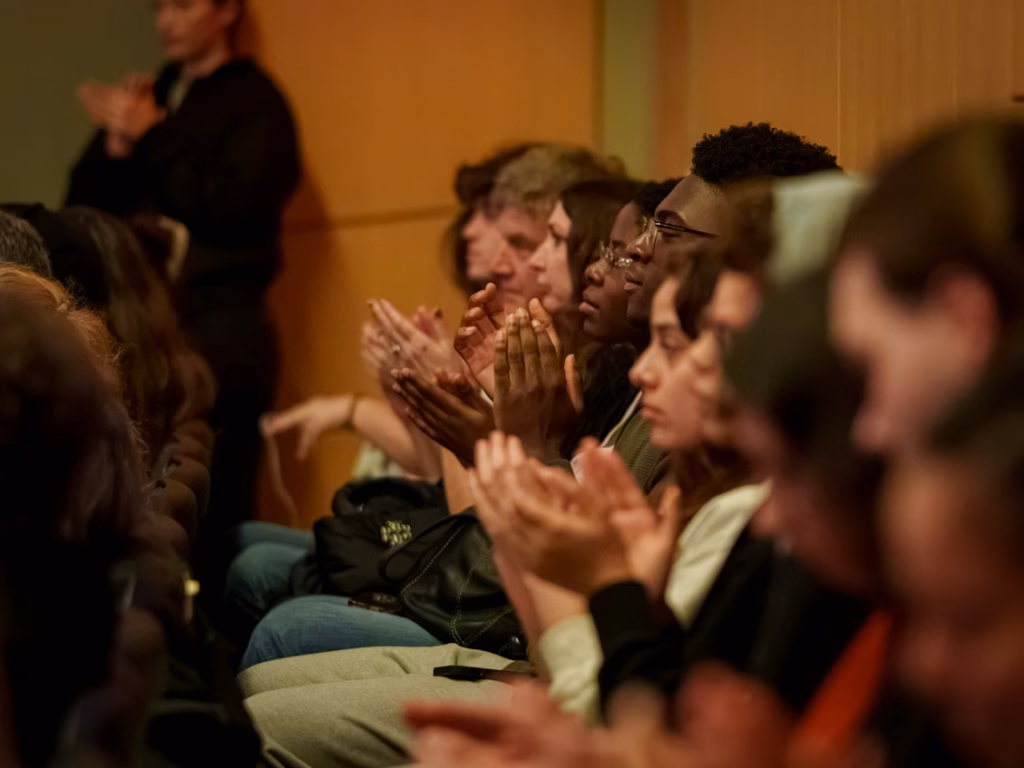 audience clapping