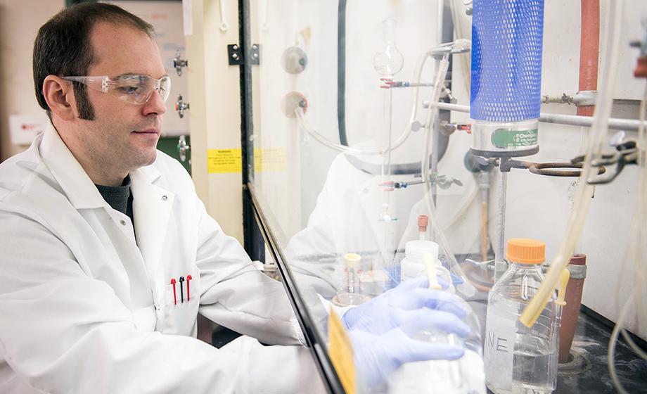 Through chemistry, graduate student seeks to curb drug-resistant MRSA infections