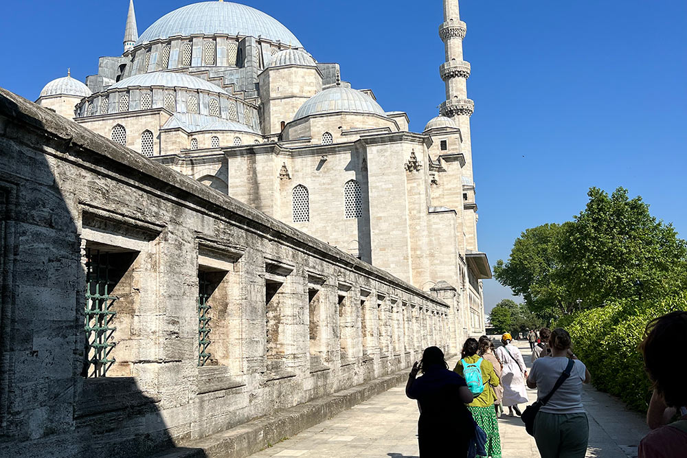Students walking towards a mosque during the Leir May course