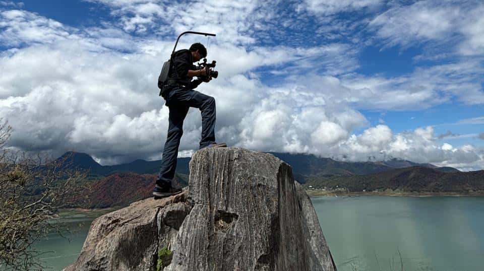 Clarkies participate in learning experiences beyond the classroom. Here, Psychology major and student film maker Aidan Hilaire ’26 gets the shot at Valle de Bravo reservoir in Mexico City, Mexico.