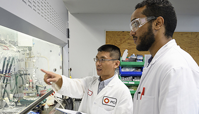 Student and alumnus in chemistry lab