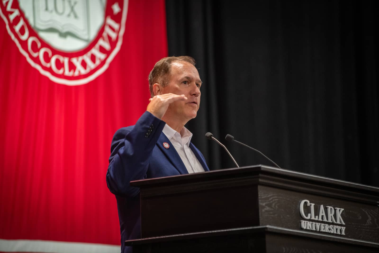 President Fithian addresses a new class on move-in day