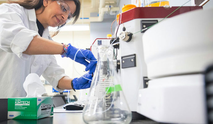 A student performs an experiment in the new Spratt Lab at Clark University