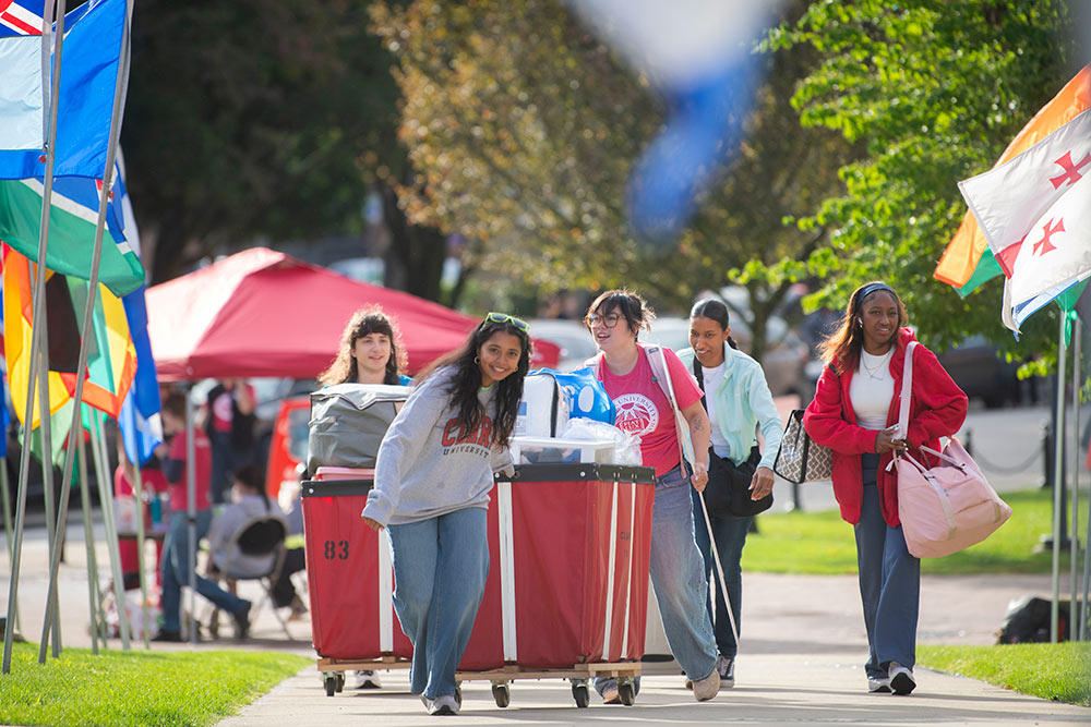 ¶¥¼¶¹ú²úÊÓÆµ students use rolling carts to help each other move into their dorms on the first day of school.