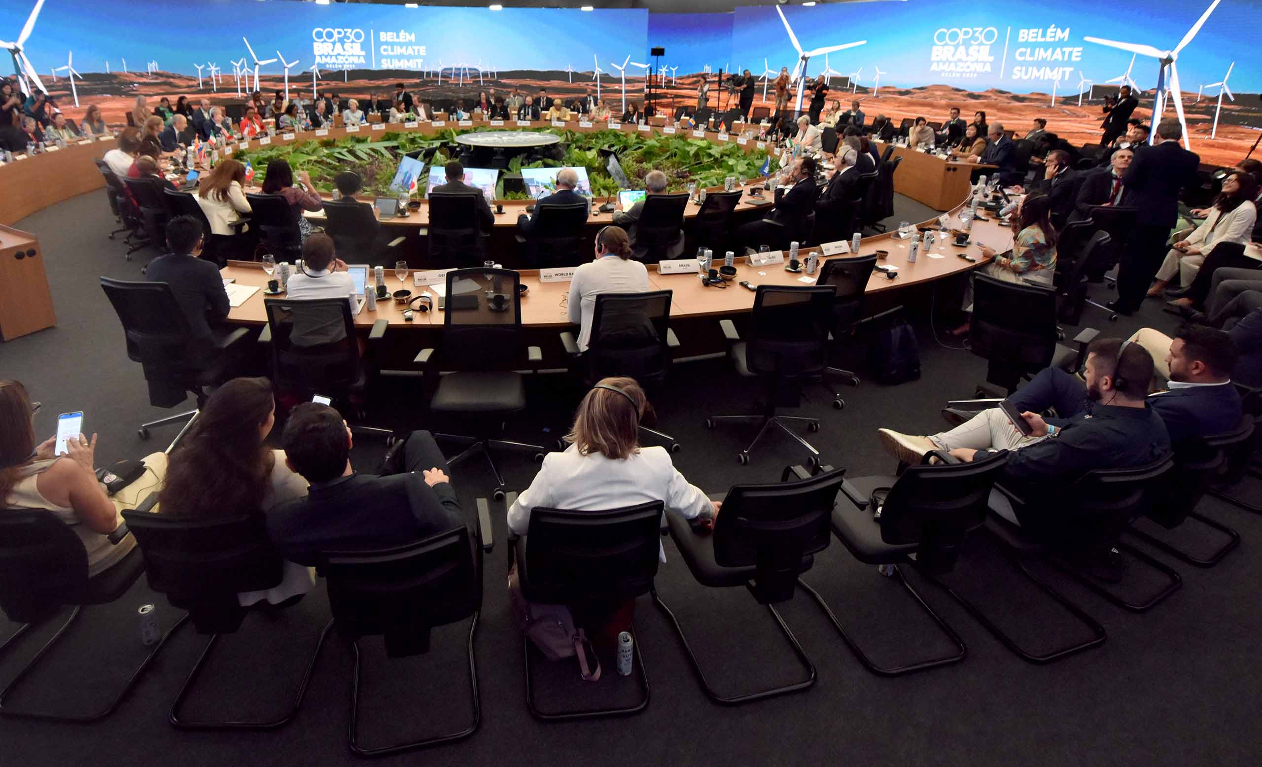 Leaders attend a meeting during the U.N Climate Change Conference COP 30, Belem, Brazil. Photo by Paulo Mumia/COP30