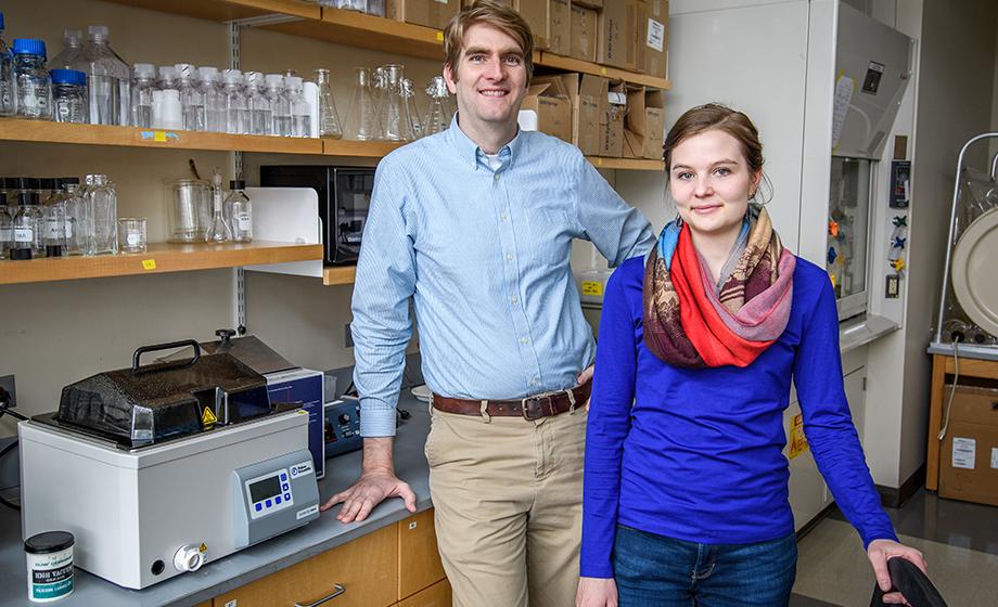 Emily Dart and Nathan Ahlgren in lab