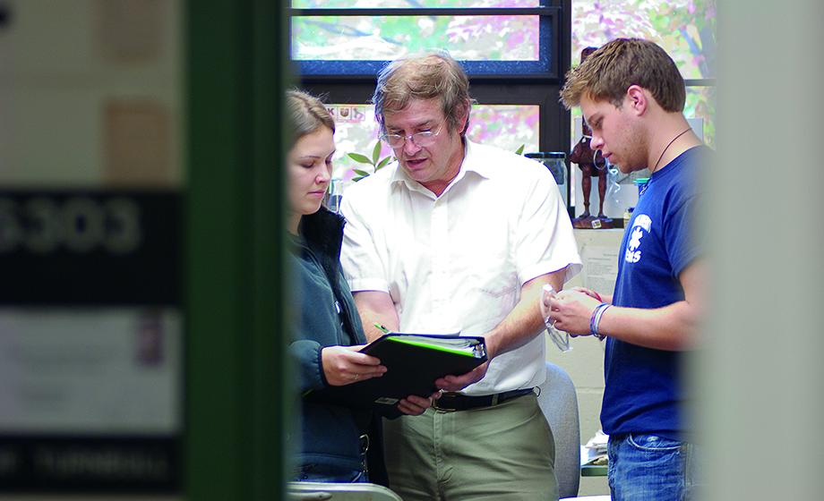 Prof. Mark Turnbull receives the John A. Timm Award from the New England Association of Chemistry Teachers