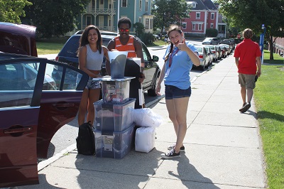 Peer adviser helping someone on move in day