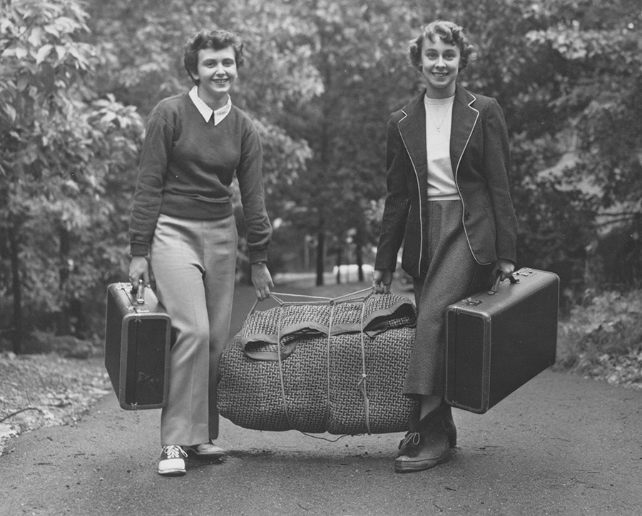 Women moving into Clark University in 1942