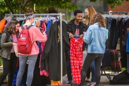 students shopping on campus