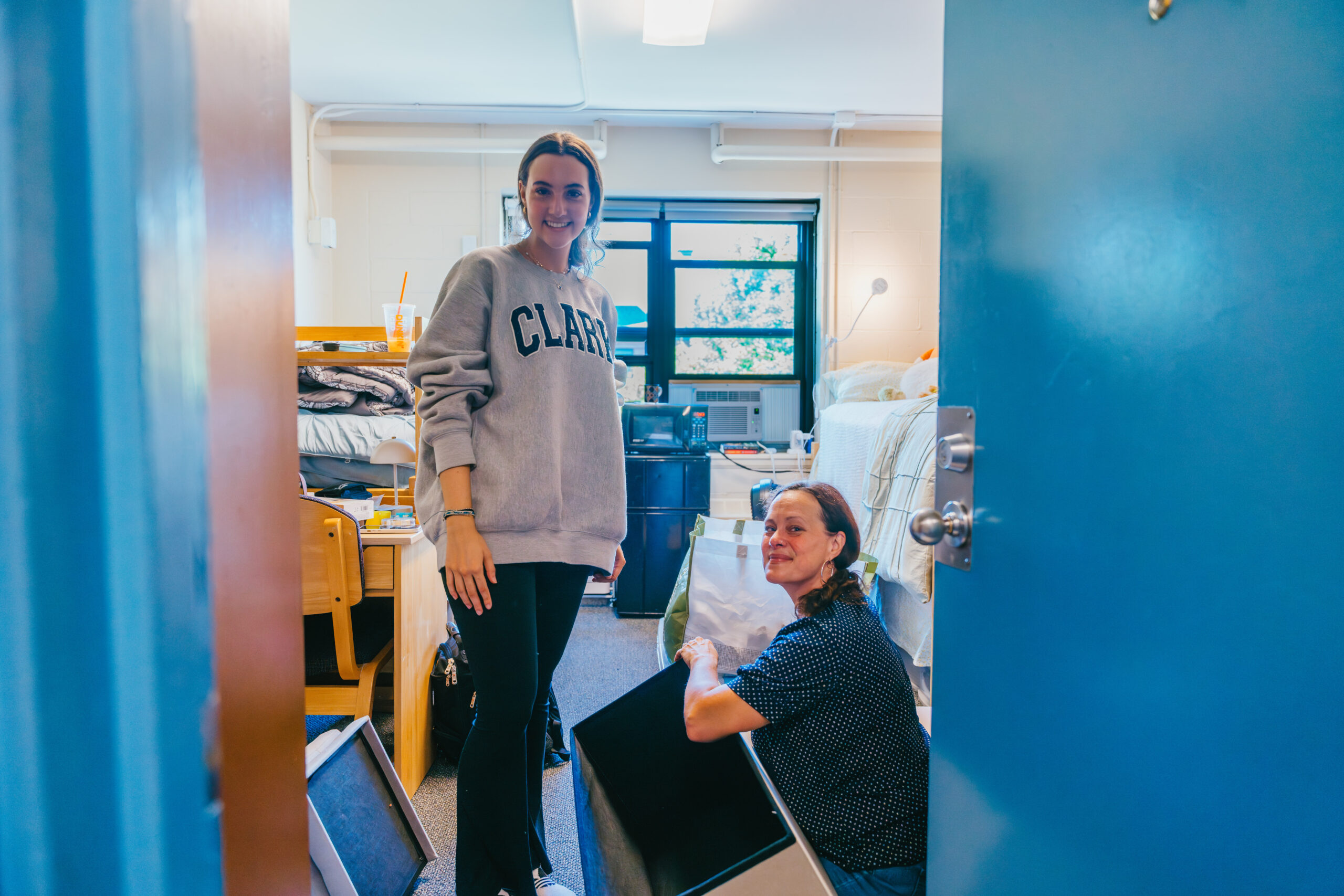 student and parent move into dorm