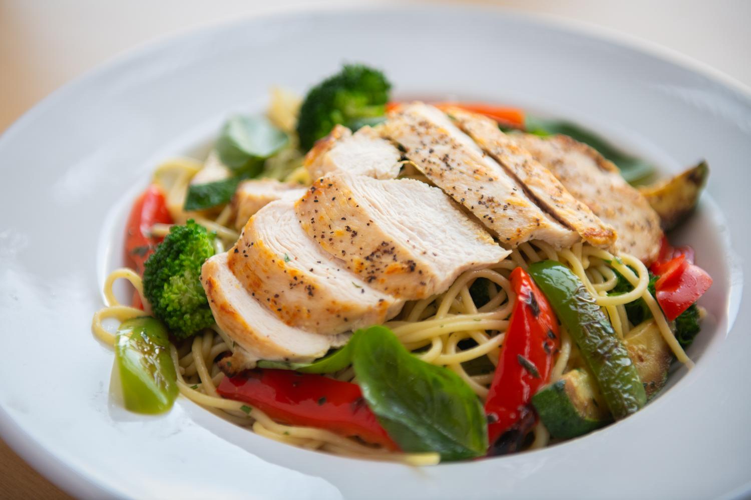 spaghetti with chicken and vegetables